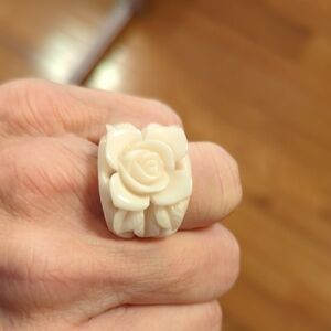 Elegant Cream Rose Ring